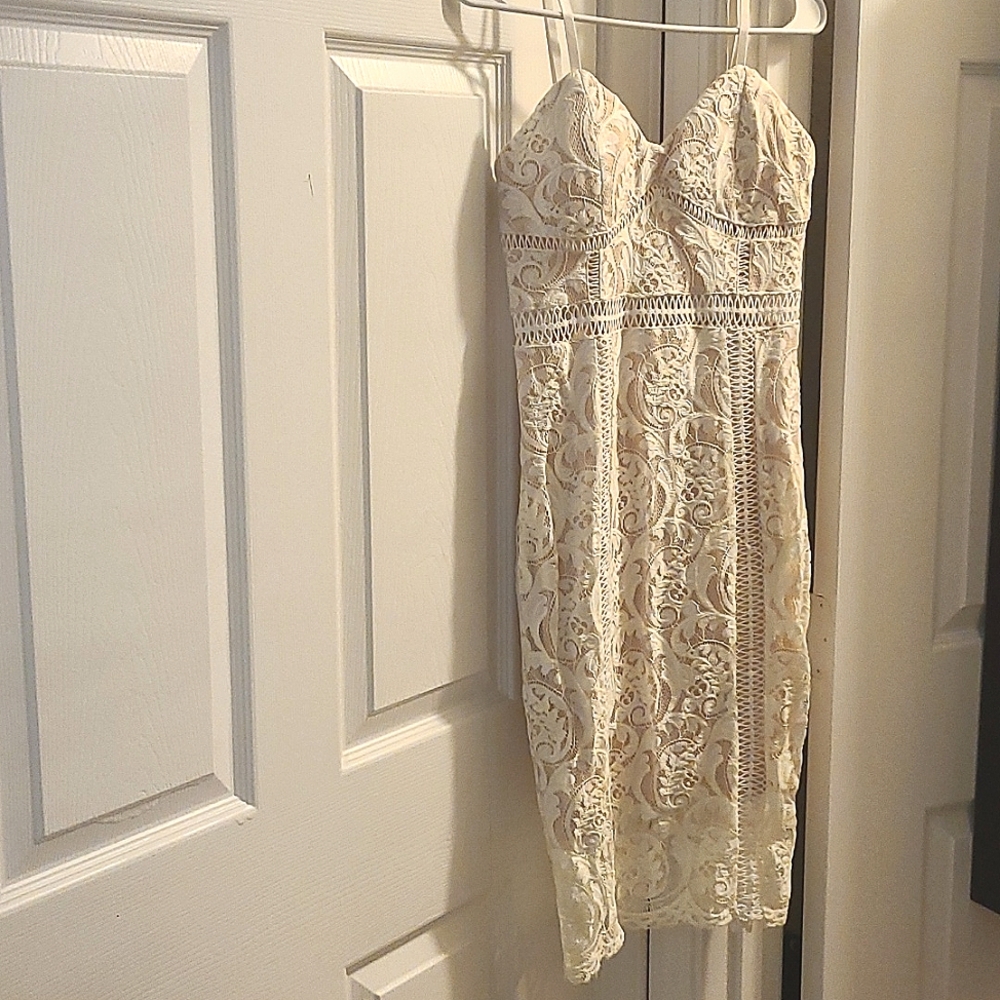SOLD!!!!!!!Brand new bodycon off white lace 👗